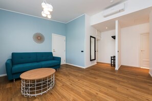 公寓 (Penthouse with Bathtub) | 起居区 | LED 电视