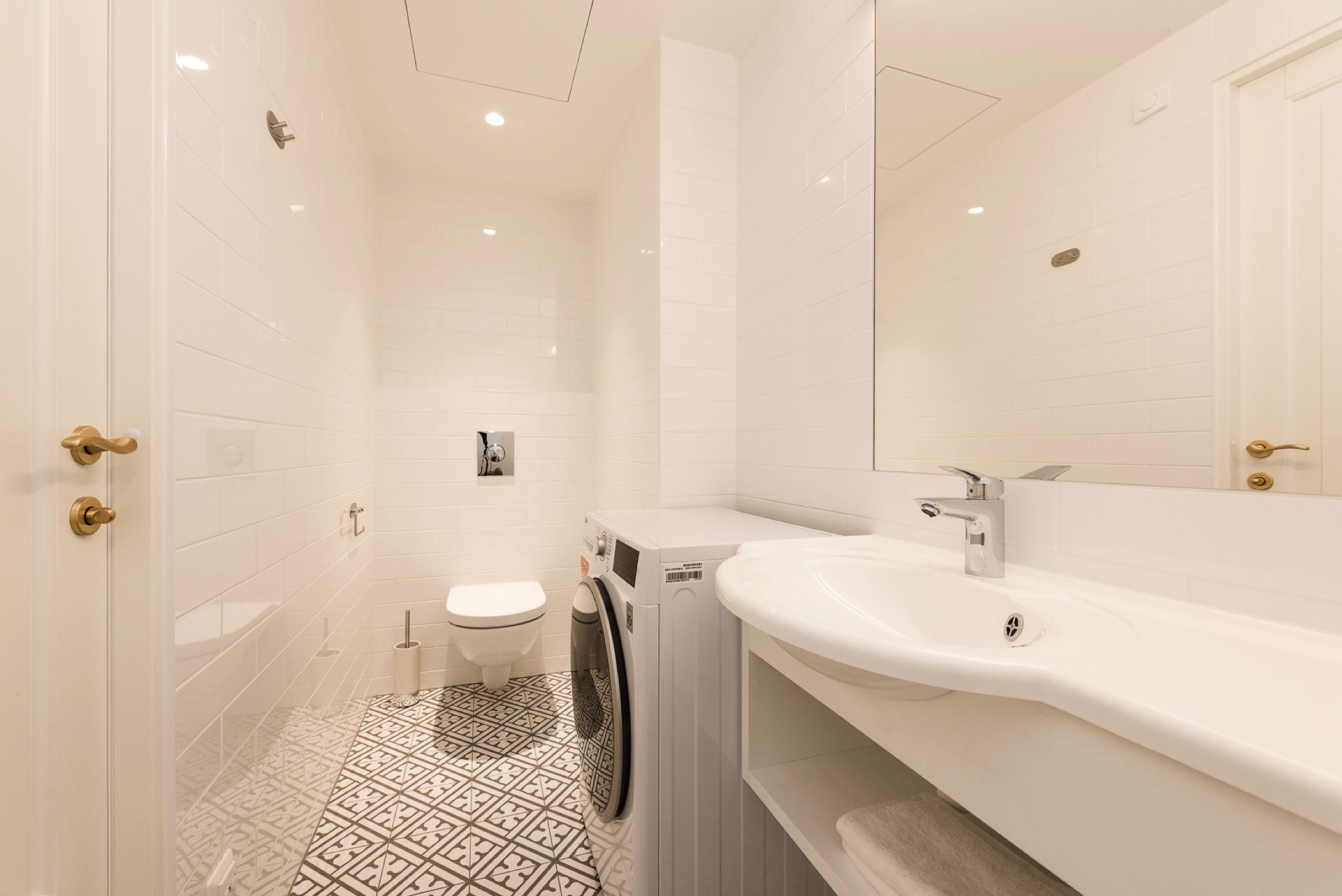Superior Apartment | Bathroom | Shower, free toiletries, hair dryer, towels
