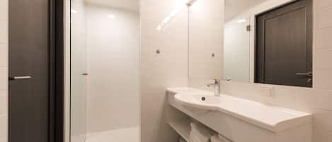 Appartement (Split Level) | Salle de bain | Douche, articles de toilette gratuits, sĂšche-cheveux
