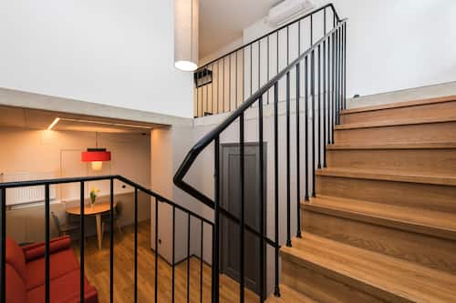 Split Level Apartment with Garden View | Area soggiorno | TV LED