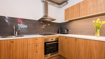 Split Level Apartment with Garden View | 私人廚房 | 電冰箱、烤箱、爐台、洗碗機