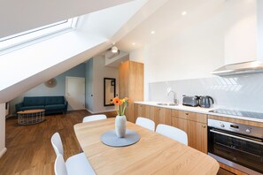 Huoneisto (Penthouse with Bathtub) | Oleskelualue | LED-televisio