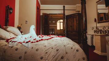 Habitación doble superior | Escritorio, tabla de planchar con plancha, wifi gratis y ropa de cama