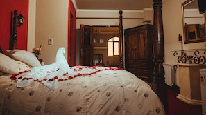 A bedroom with a four-poster bed, a wooden wardrobe, and a mirror on the wall. - Hostal la Magia de Uyuni (Uyuni)