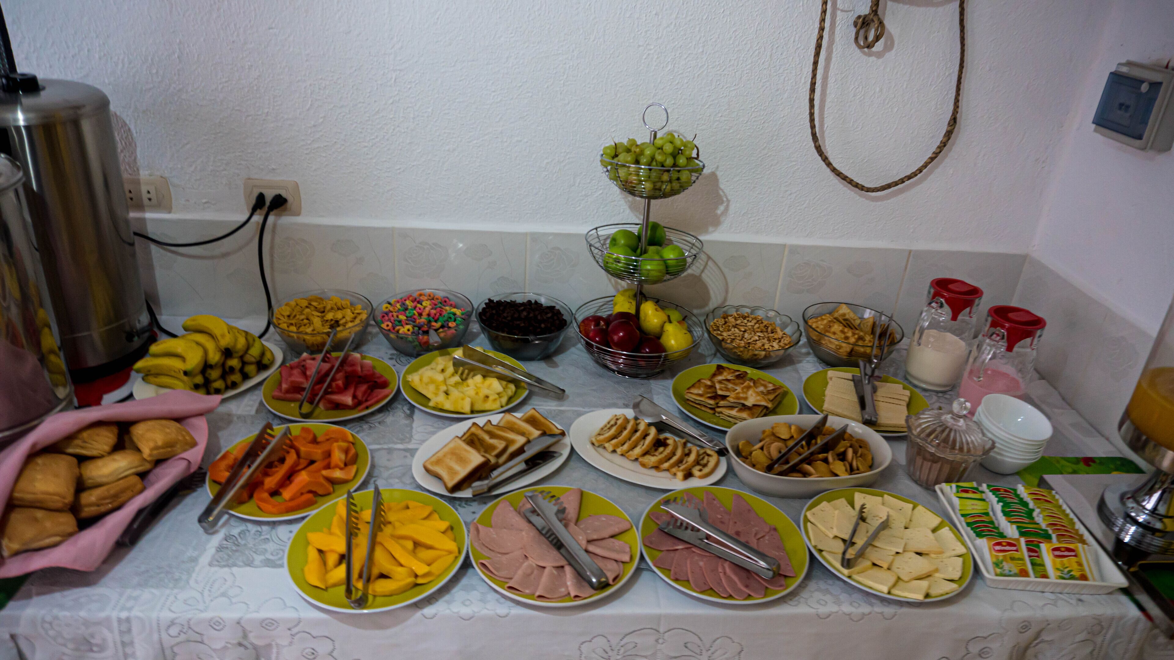 Ein Buffet mit verschiedenen Speisen, darunter Obst, Käse und Fleisch.