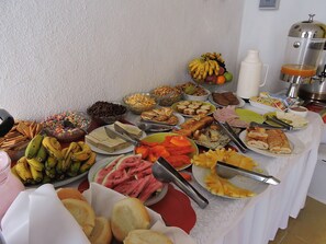 Esmorzar diari d'estil bufet gratuït 