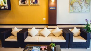 Lobby sitting area - Chalong Boutique Inn (Chalong)