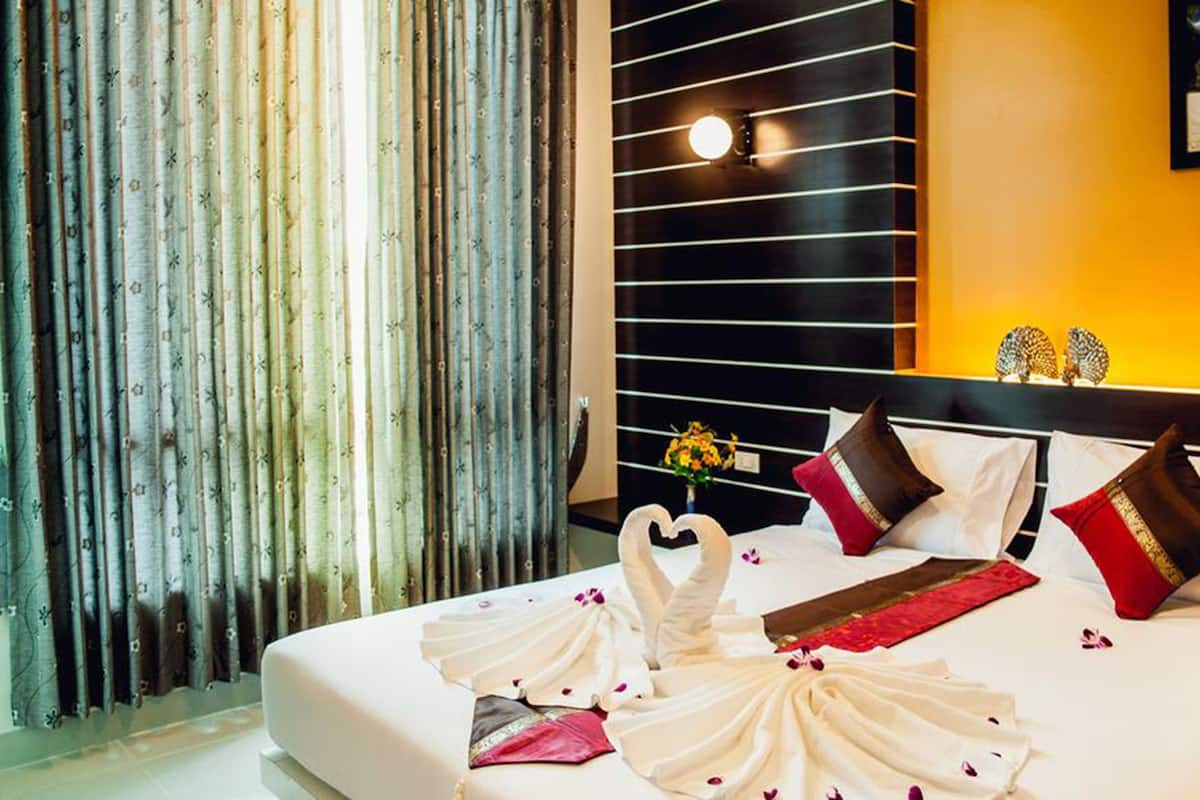 Deluxe Room | Minibar, in-room safe, desk, blackout drapes