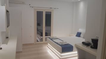 Villa, 3 Bedrooms, Hot Tub | In-room safe, individually decorated, individually furnished, desk