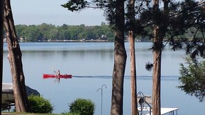 Front of property - Lake Ripley Lodge w Lake Front Rooms, Grand Porch, Kayaks & Paddleboard (Cambridge)