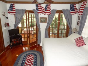 Heritage Room | Egyptian cotton sheets, premium bedding, individually decorated - Lake Ripley Lodge w Lake Front Rooms, Grand Porch, Kayaks & Paddleboard (Cambridge)