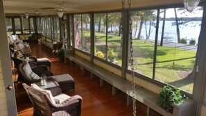 Terrace/patio - Lake Ripley Lodge w Lake Front Rooms, Grand Porch, Kayaks & Paddleboard (Cambridge)