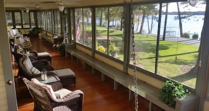 Lake Ripley Lodge w Lake Front Rooms, Grand Porch, Kayaks & Paddleboard