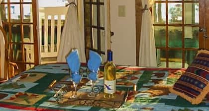 Lake Ripley Lodge w Lake Front Rooms, Grand Porch, Kayaks & Paddleboard