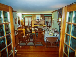 Reception - Lake Ripley Lodge w Lake Front Rooms, Grand Porch, Kayaks & Paddleboard (Cambridge)