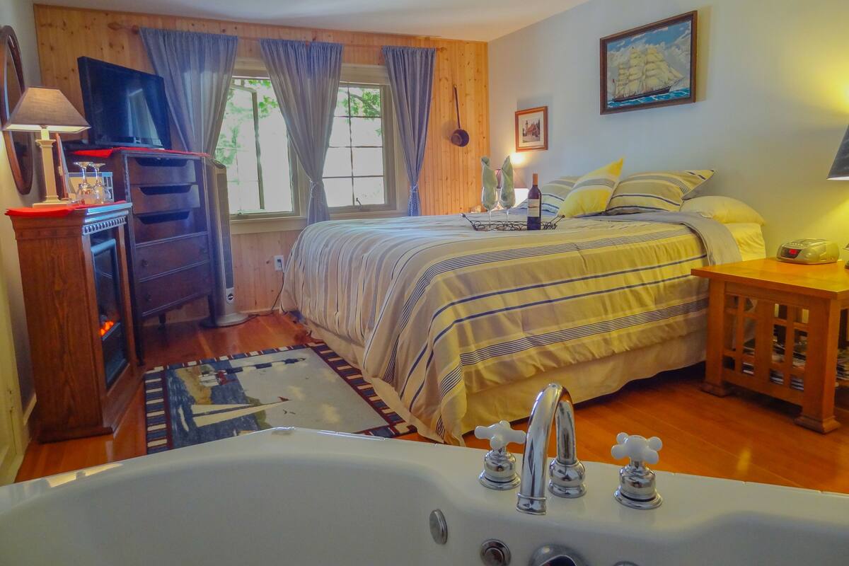 Lake Ripley Room | Egyptian cotton sheets, premium bedding, iron/ironing board, WiFi (free)