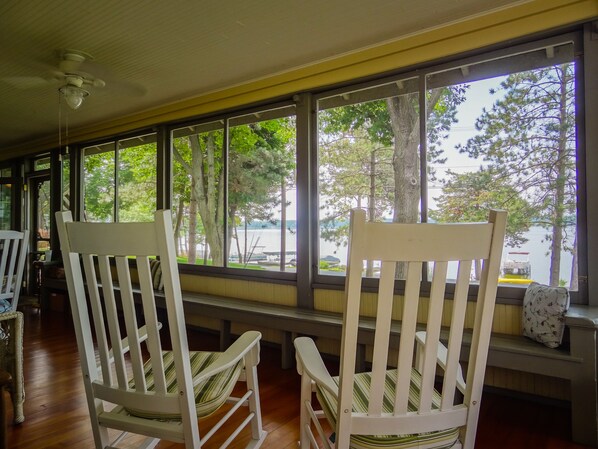 Interior - Lake Ripley Lodge w Lake Front Rooms, Grand Porch, Kayaks & Paddleboard (Cambridge)
