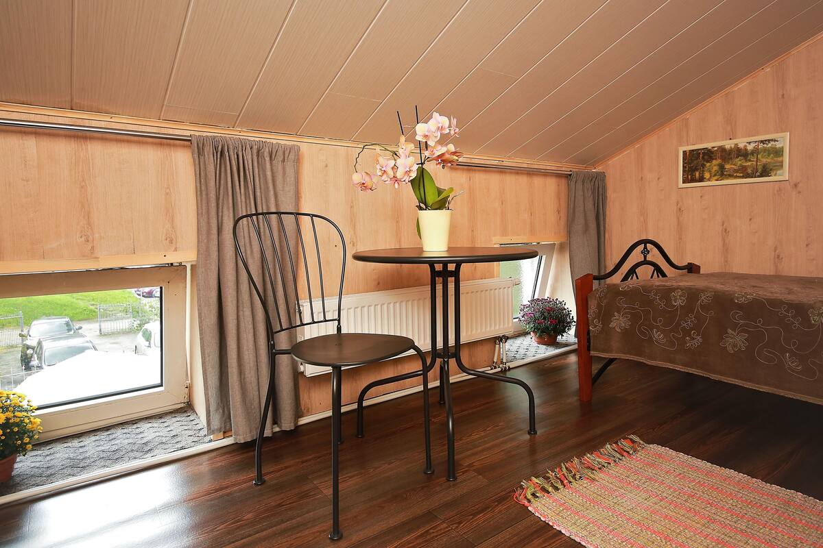 Single room with shared bathroom | Tabla de planchar con plancha, wifi gratis, ropa de cama