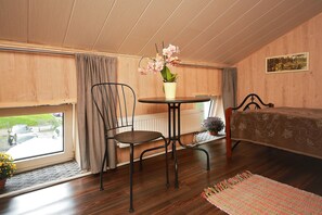 Single room with shared bathroom | Iron/ironing board, free WiFi, bed sheets