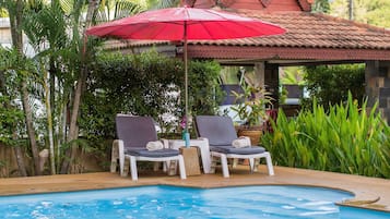 Outdoor pool, pool loungers