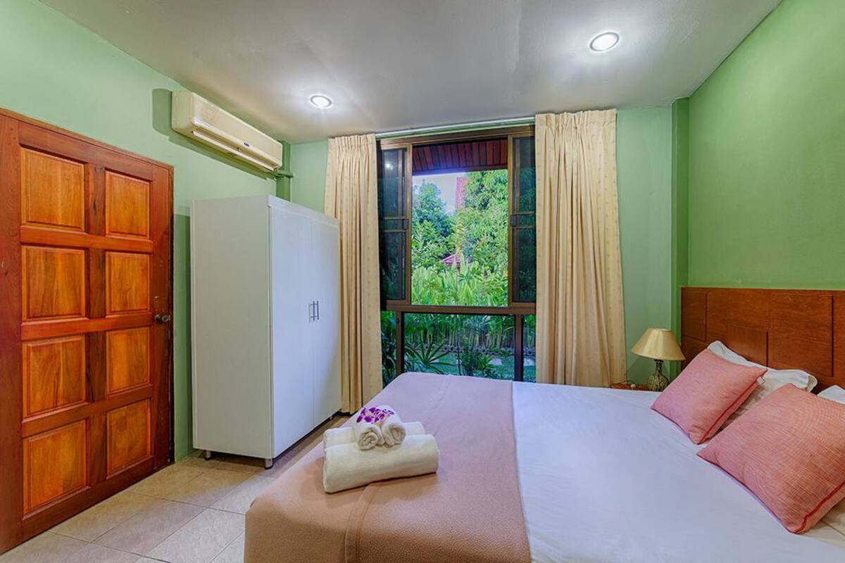 2 chambres, coffres-forts dans les chambres, bureau, Wi-Fi gratuit