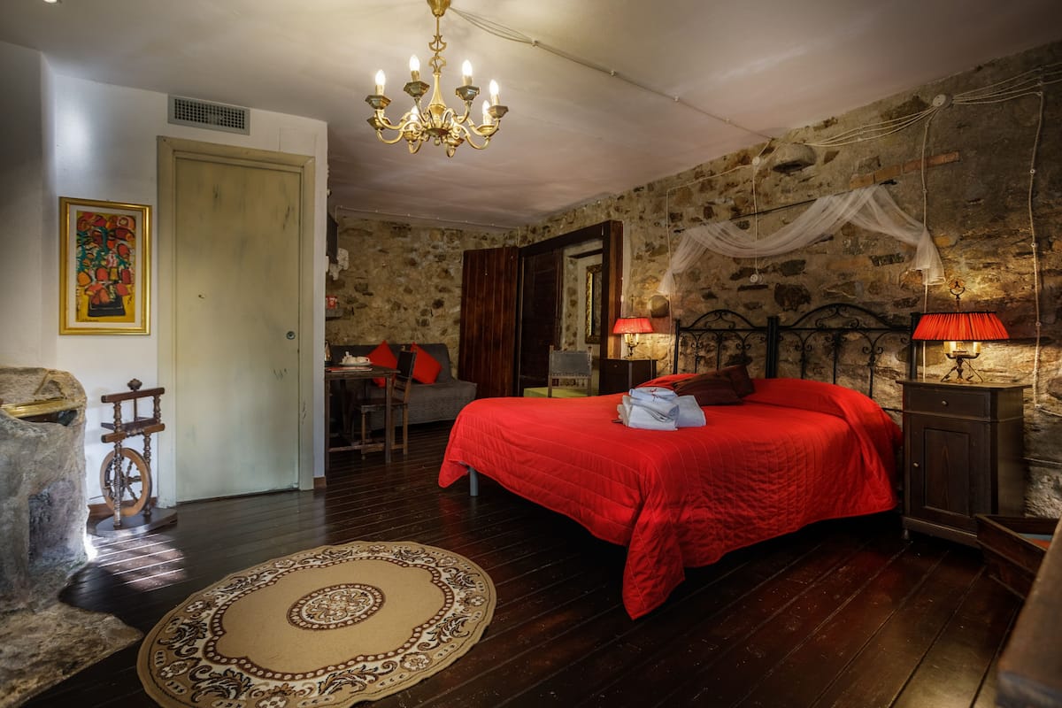 Panorama suite, 1 slaapkamer, terras, uitzicht op vallei | 1 slaapkamer, luxe beddengoed, een minibar, een kluis op de kamer