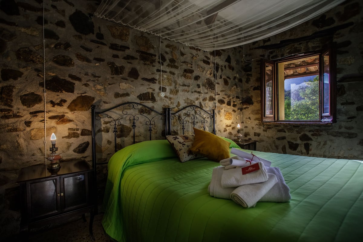 Deluxe tweepersoonskamer | 1 slaapkamer, luxe beddengoed, een minibar, een kluis op de kamer