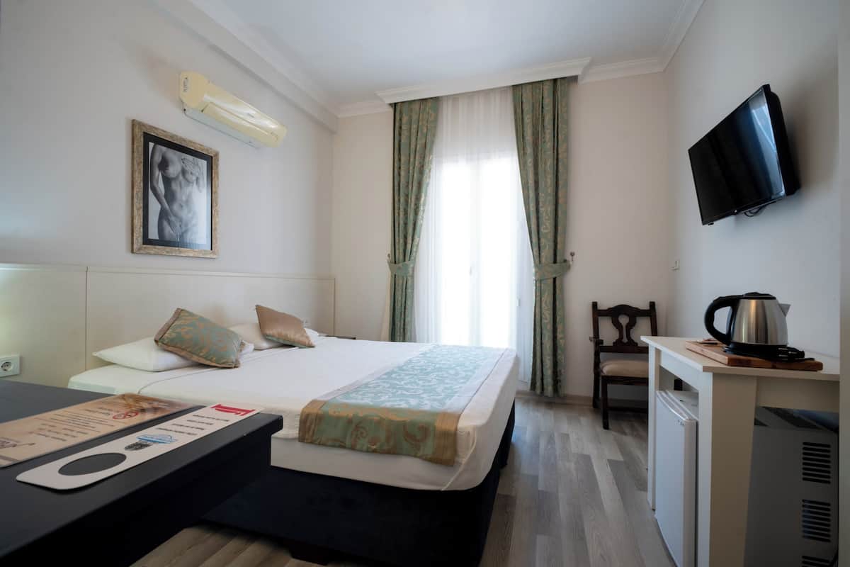 Habitación estándar con 1 cama matrimonial o 2 individuales, vista parcial al mar | Caja de seguridad en la habitación, escritorio y insonorización