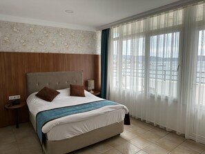 Chambre Double Luxe, 1 lit double, véranda, vue mer | Literie de qualité supérieure, bureau