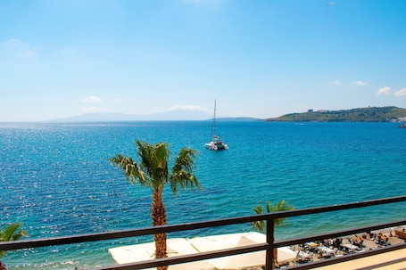 Quarto triplo superluxo, vista para o mar | Terraço/pátio. Dinc Pansiyon