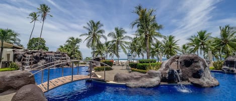 Kondo Deluks, 4 kamar tidur, teras, pemandangan samudra | Area keluarga | Televisi layar datar 32-inci dengan saluran TV kabel dan TV