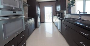 Deluxe Condo, 4 Bedrooms, Terrace, Ocean View | Private kitchen