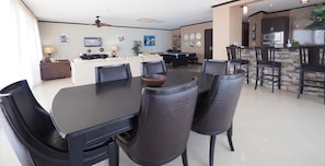 Deluxe Condo, 4 Bedrooms, Terrace, Ocean View | In-room dining