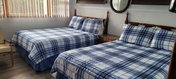 Tabla de planchar con plancha, wifi gratis y ropa de cama 