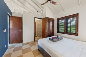 Family Villa, 3 bedrooms, Beachside (duplex)  | Peti besi dalam bilik, dihias secara berasingan 