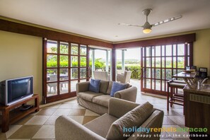 Family Villa, 3 bedrooms, Beachside (duplex)  | 客廳 | 平面電視