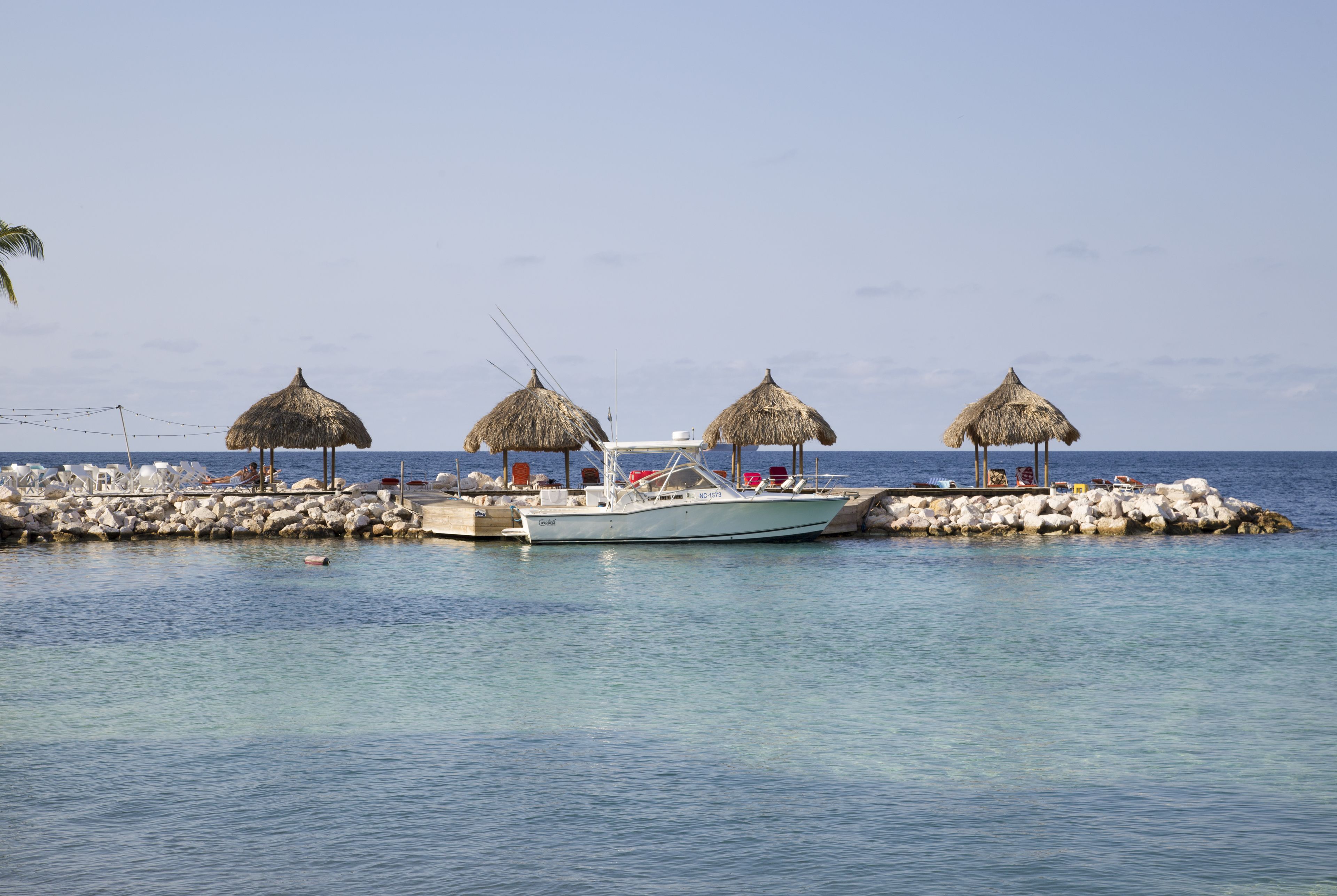 Beach nearby, white sand, sun-loungers, scuba diving