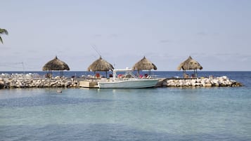 Beach nearby, white sand, sun-loungers, scuba diving