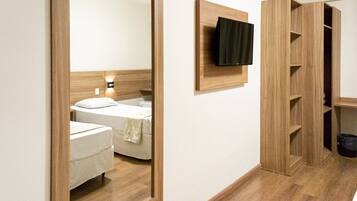 1 dormitorio, minibar, caja fuerte y escritorio