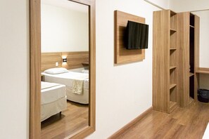 1 bilik tidur, bar mini, peti besi dalam bilik, meja