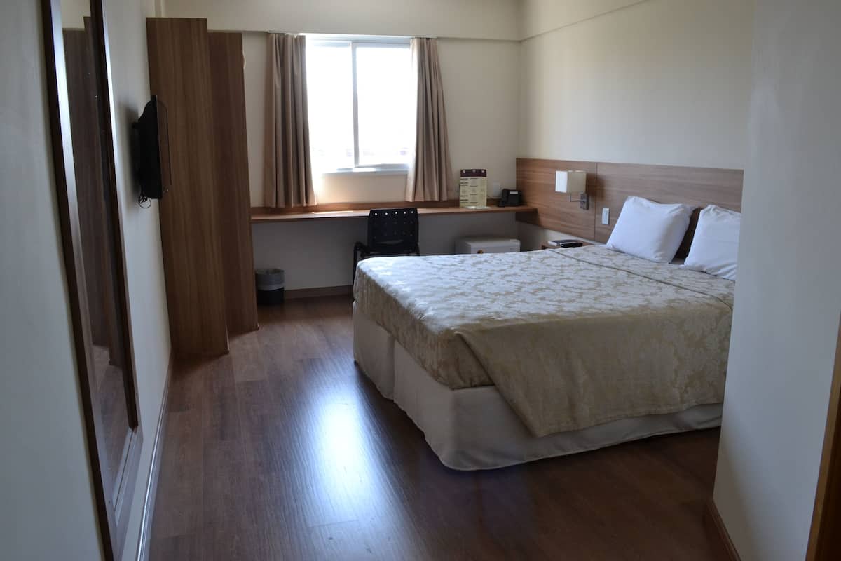 Standard-Doppelzimmer | 1 Schlafzimmer, Minibar, Zimmersafe, Schreibtisch