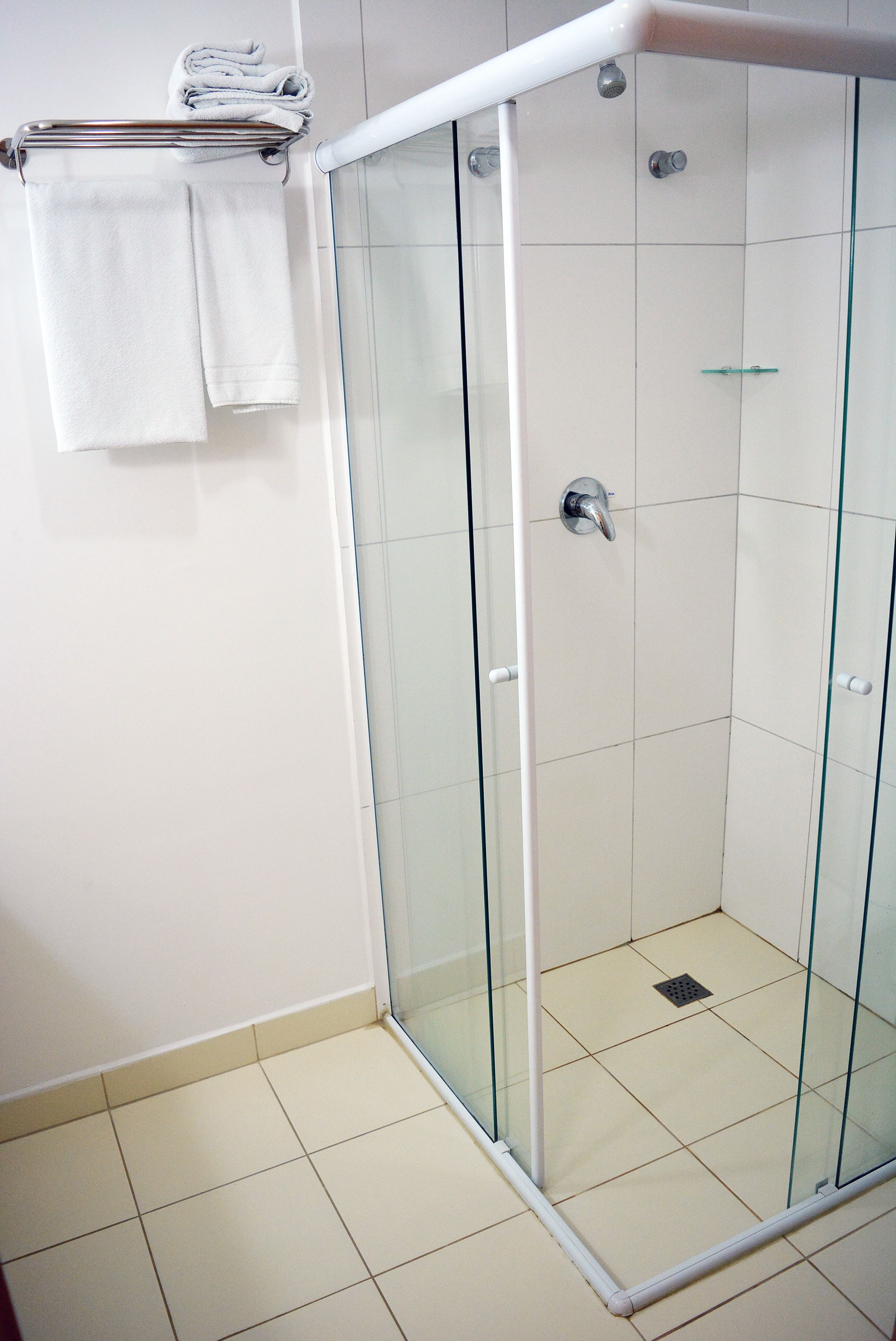 standard single room, 1 bedroom | bathroom shower
