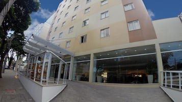 Ein modernes Gebäude mit Glasfassade und überdachter Eingangszone.