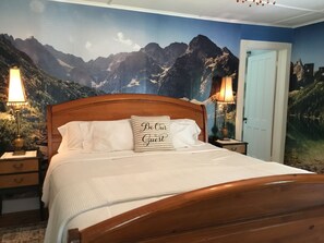 Suite – deluxe, 2 soverom, eget bad | Sengetøy av topp kvalitet, individuelt dekorert og individuelt innredet