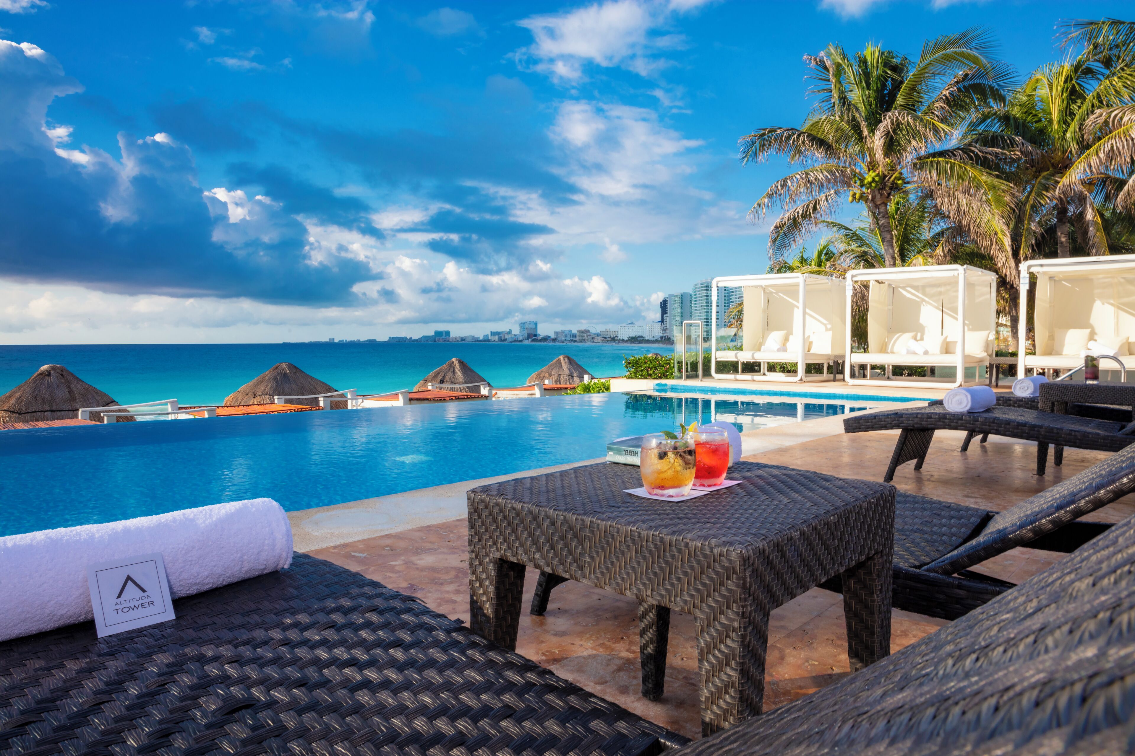 4 室外游泳池，日光浴躺椅