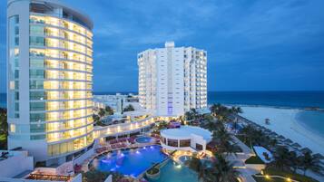 Facciata della struttura - sera/notte