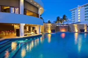 Bar junto a la piscina