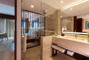 Een douche, gratis toiletartikelen, een haardroger, badjassen