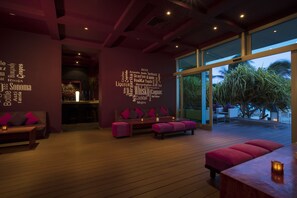 6 bars/lounges, een poolbar