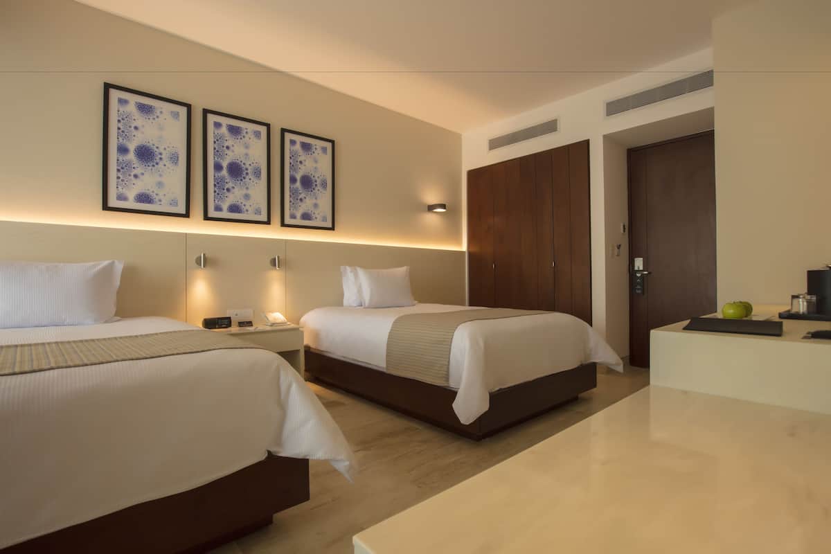 Altitude Suite Double | Ruang tamu | TV skrin rata